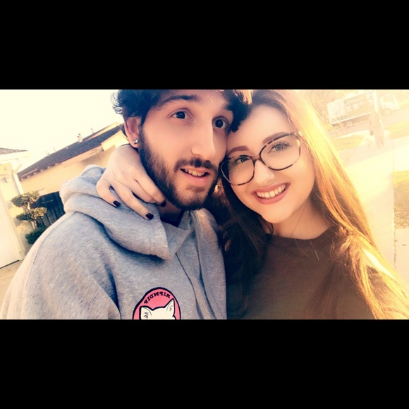 Meet Your Posher! ❤️ - Picture 2 of 5